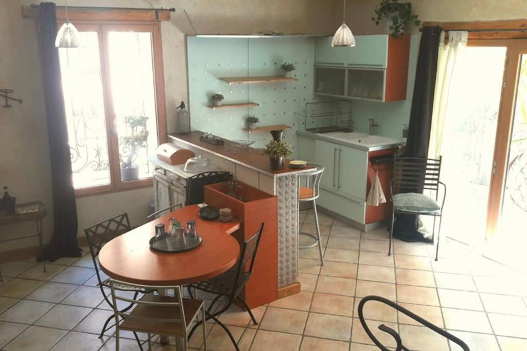 Joli loft dans village pittoresque Péret Extérieur photo