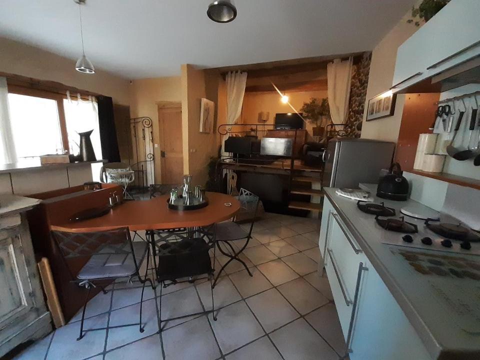 Joli loft dans village pittoresque Péret Extérieur photo